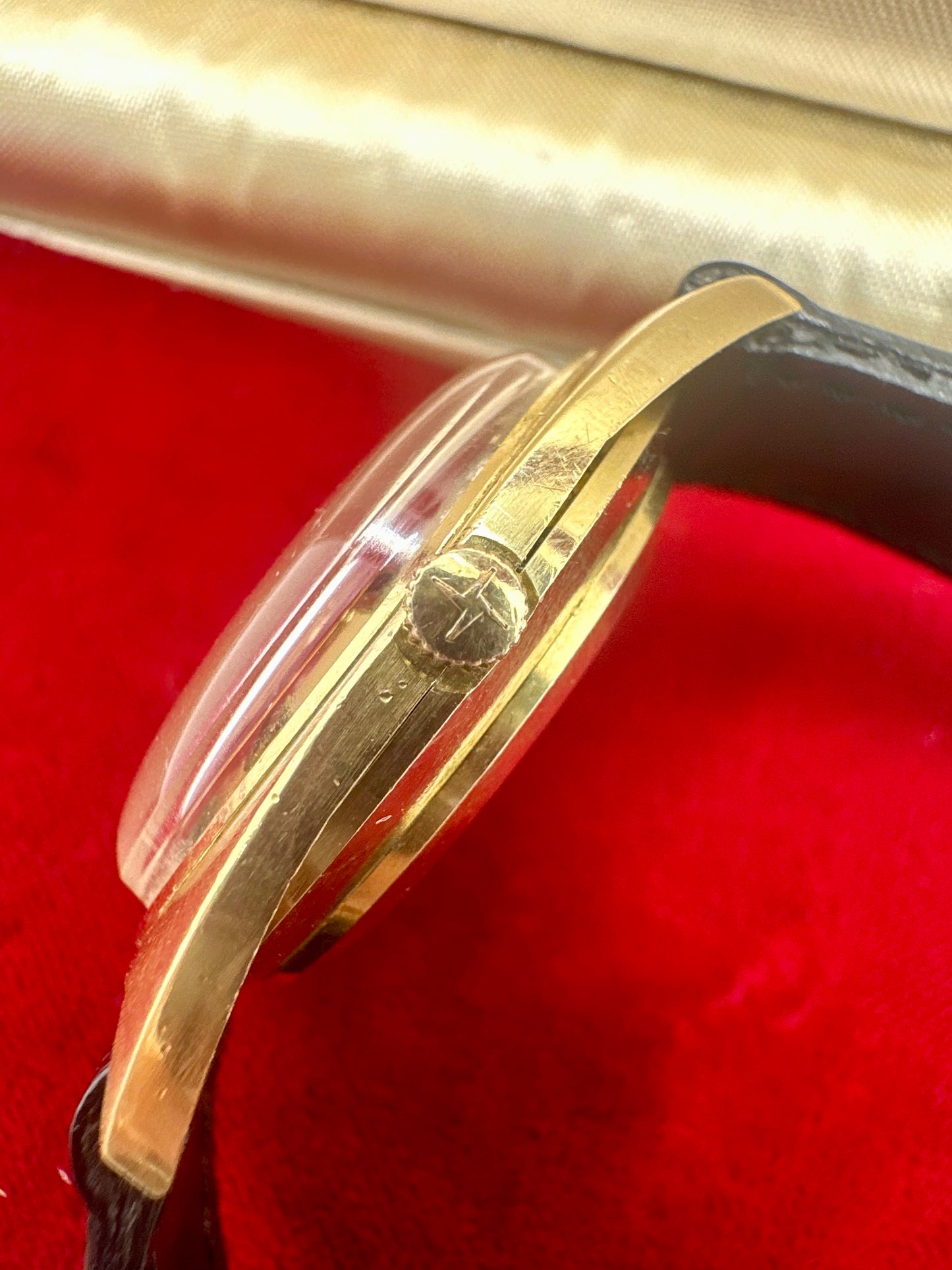 ZENITH 28800 AUTOMATIC Classic Tonneau Date yellow gold 18KT 1970's