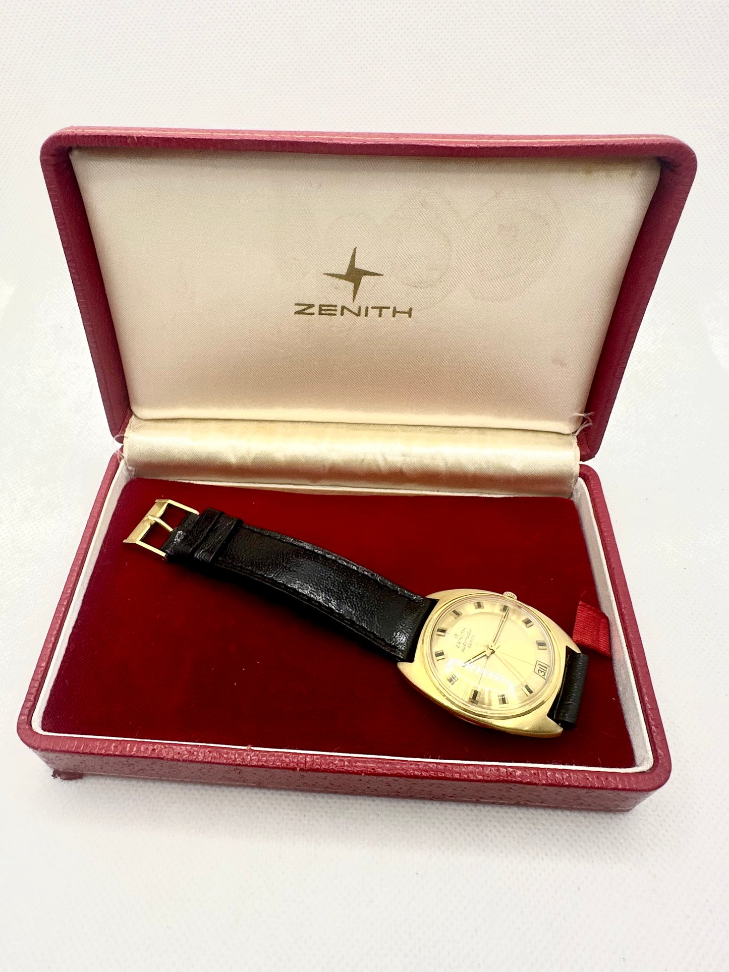 ZENITH 28800 AUTOMATIC Classic Tonneau Date yellow gold 18KT 1970's