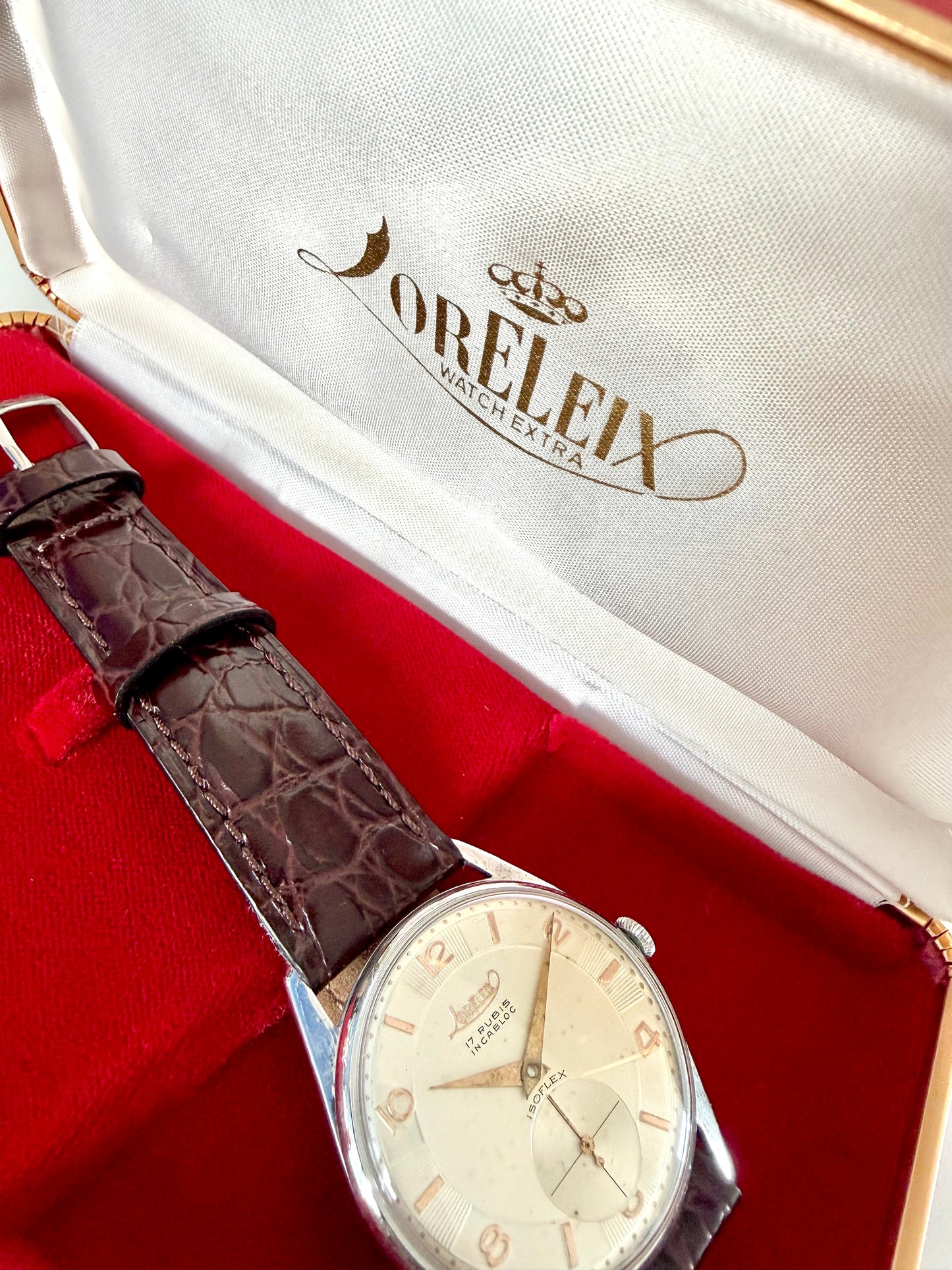 LORELEX ISOFLEX 17 RUBIS INCABLOC – SWISS VINTAGE DRESS WATCH