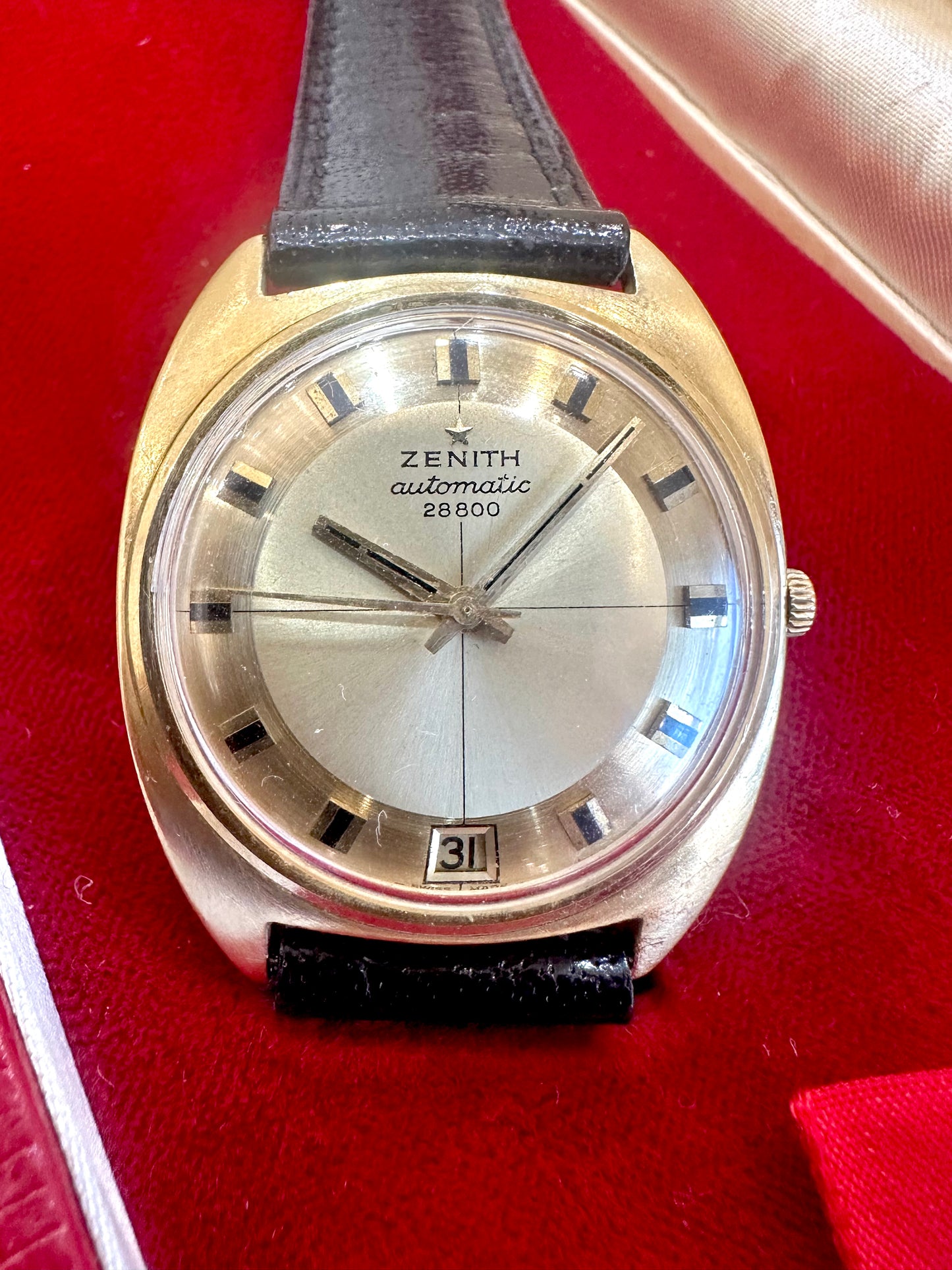 ZENITH 28800 AUTOMATIC Classic Tonneau Date yellow gold 18KT 1970's