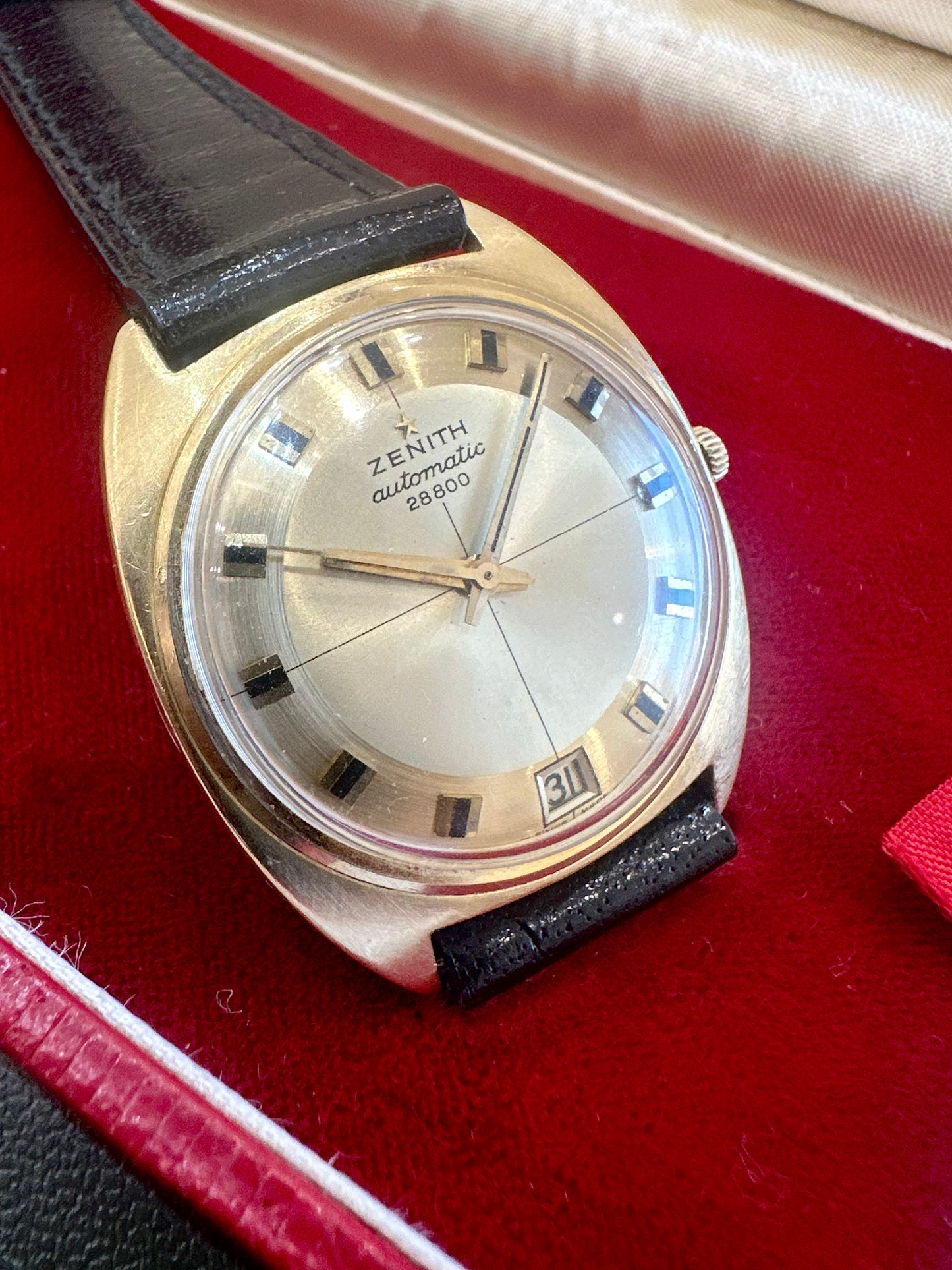 ZENITH 28800 AUTOMATIC Classic Tonneau Date yellow gold 18KT 1970's