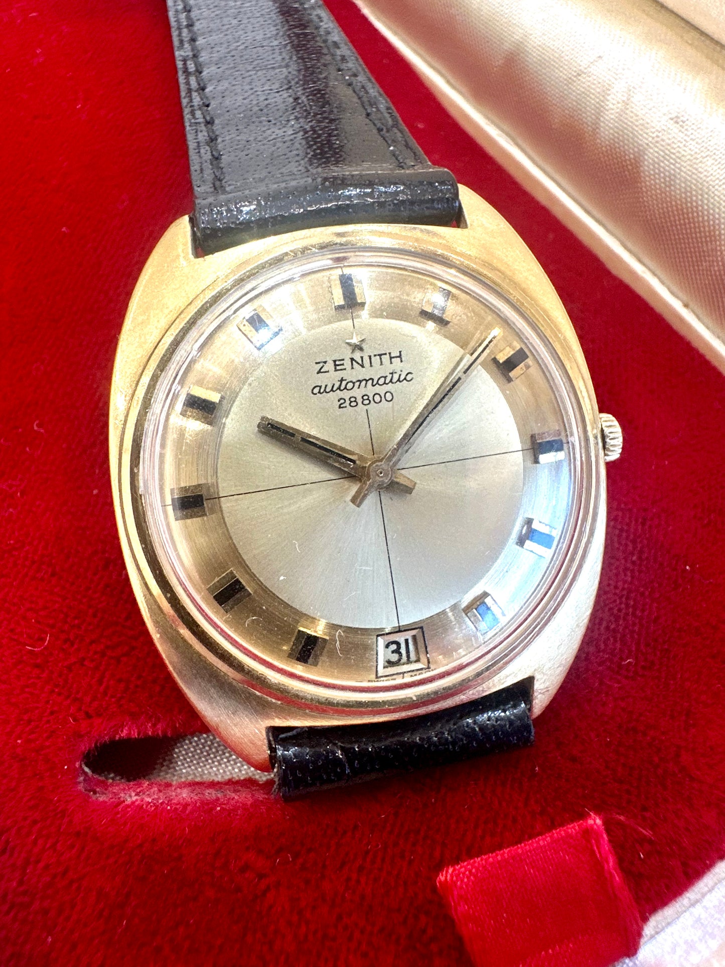 ZENITH 28800 AUTOMATIC Classic Tonneau Date yellow gold 18KT 1970's