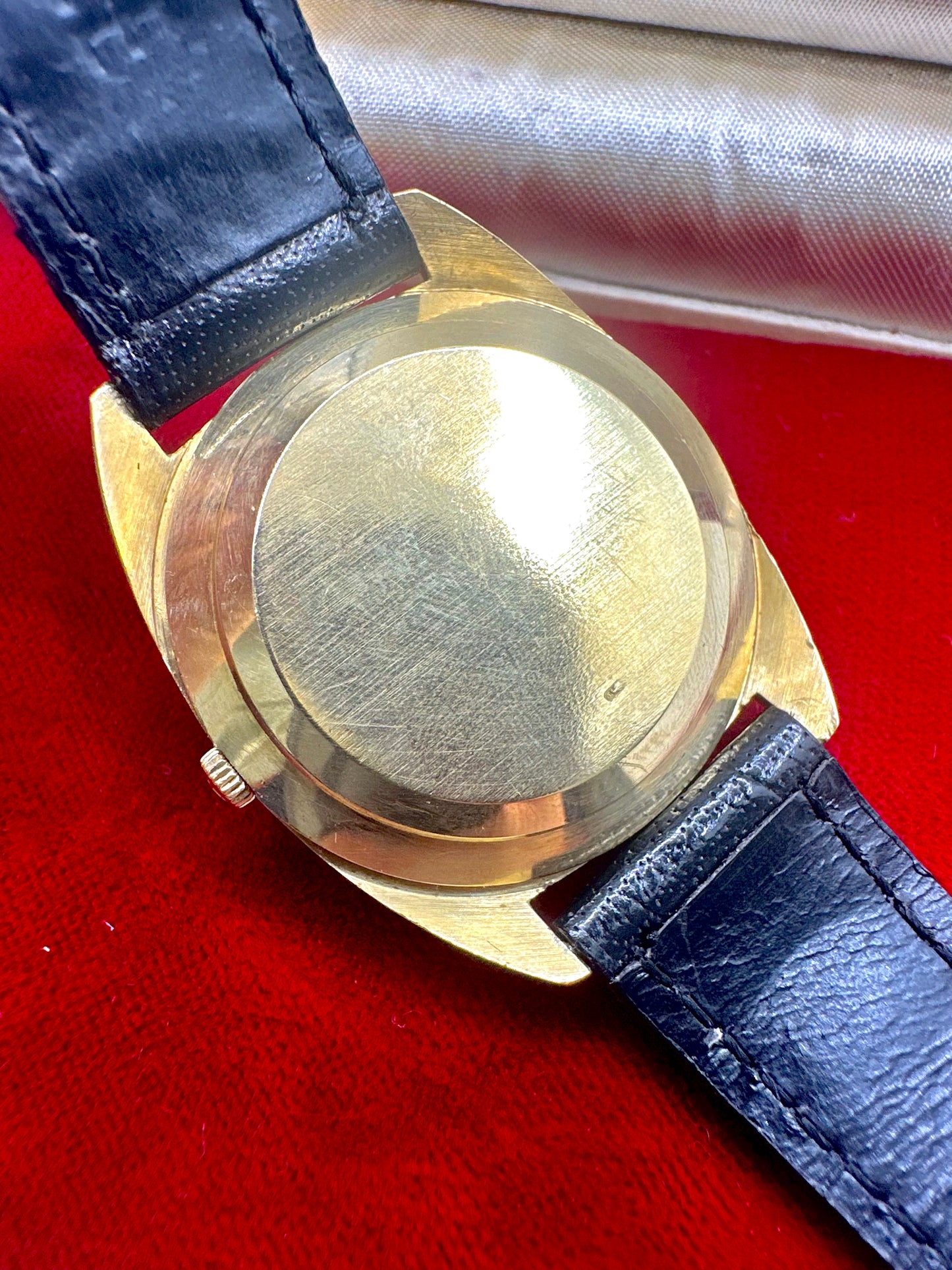 ZENITH 28800 AUTOMATIC Classic Tonneau Date yellow gold 18KT 1970's